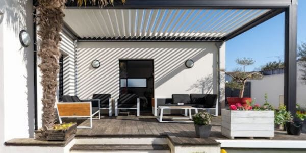 Terrasse couverte avec pergola bioclimatique