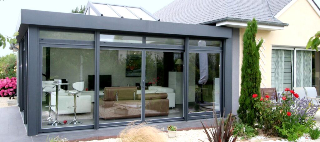 Photo d'une extension de maison vu depuis l'extérieur