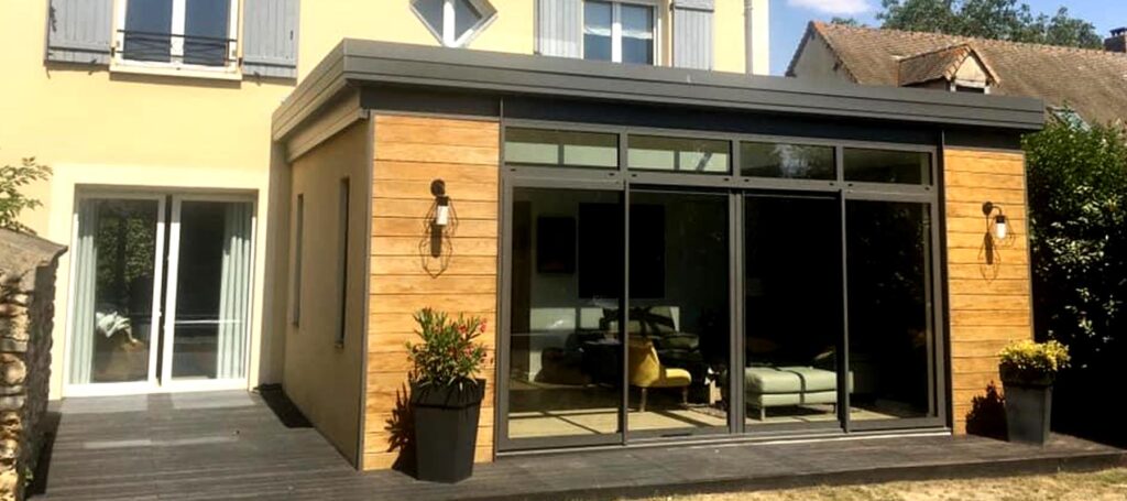 Photo vue de l'extérieur d'une extension de maison en bois