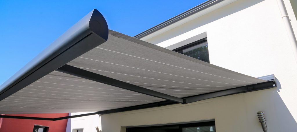 Stores bannes sur une maison à Rouen vu de l'extérieur