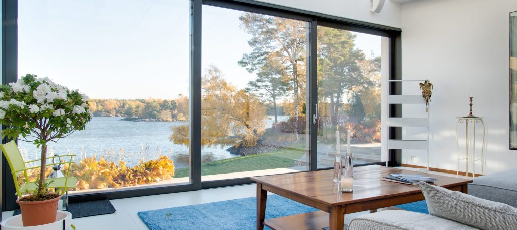 Baie vitrée vue de l'intérieur dans une maison à Rouen