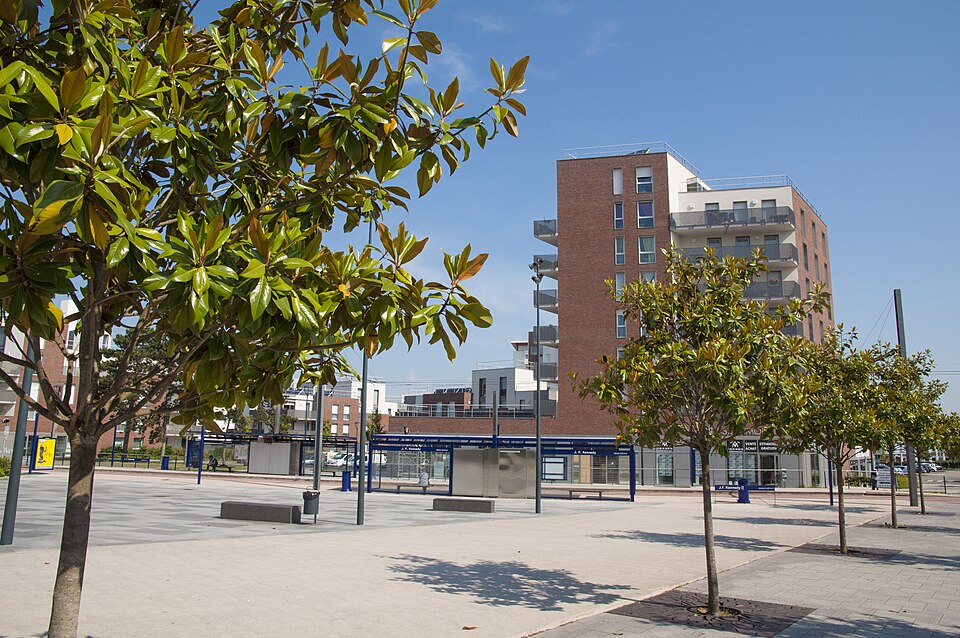 Photo du quartier Kennedy à Grand Quevilly et la station de Métro J. F. Kennedy.