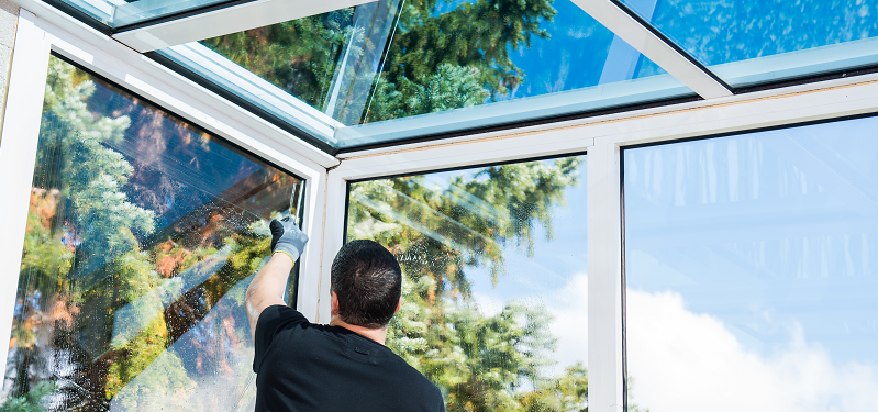 Personne travaillant pour une rénovation de véranda