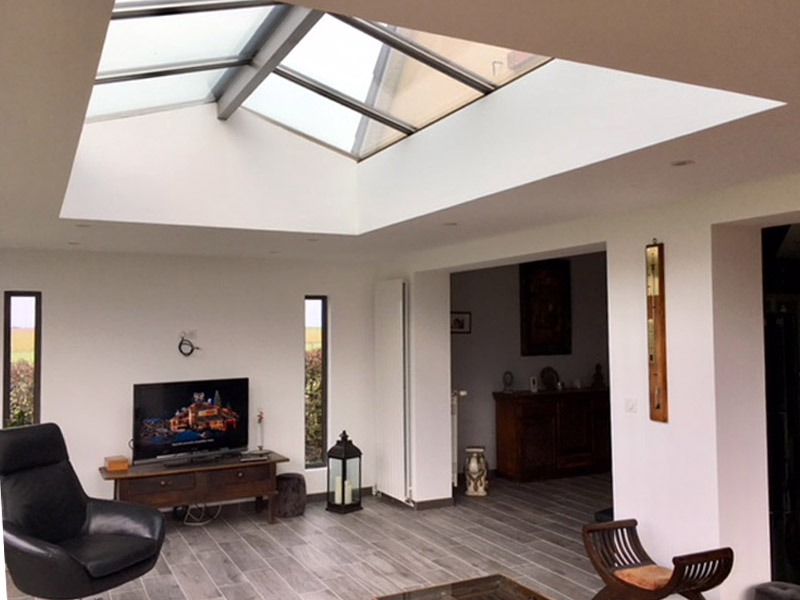 Photo de l'intérieur d'une véranda avec un apport de lumière