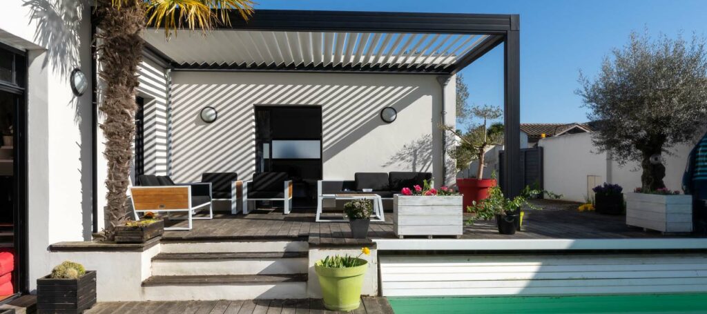 Pergolas adossées à une maison vu depuis l'extérieur