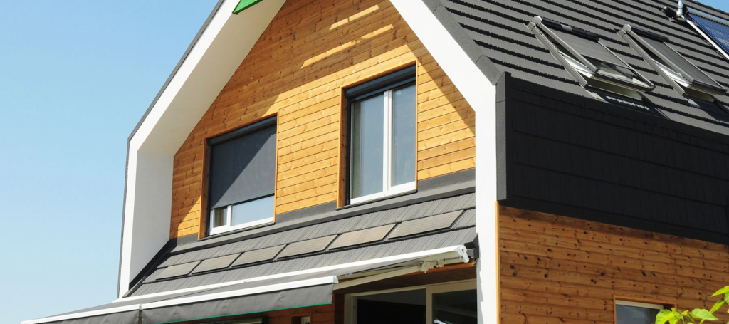 Photo d'une maison en bois avec des volets roulants solaires